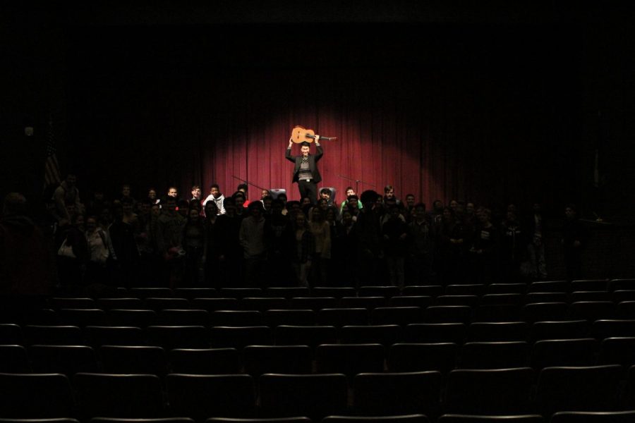 Zhang poses for a mass picture with the NNPS high school students at the concert.